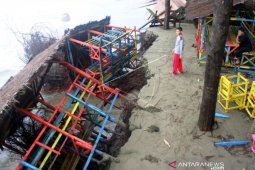 Puluhan pondok kafe di Aceh Barat amblas ke laut akibat abrasi
