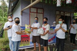 Foto - Rayon Hermon bagikan sembako ke anggota jemaat terdampak COVID-19