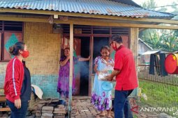 Pasangan suami-istri anggota DPRD bantu warga Gorut terdampak COVID-19