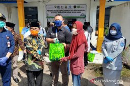 Angkasa Pura II Bandara  Jambi salurkan sembako ke masyarakat terdampak COVID-19