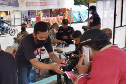 Berharap warga betah di rumah, Tri Indonesia bagikan kartu perdana