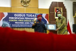 Gubernur Khofifah terima penghargaan  PWI Jatim Award 2020
