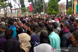 Ratusan warga padati Kantor Pos Bandung saat pembagian bansos