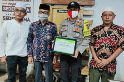 Berjiwa sosial, Haji Uma berikan penghargaan untuk polisi Aceh Utara ini