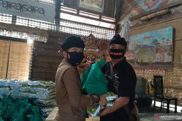 Seniman di Bali diberi bantuan bahan kebutuhan pokok