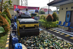 Polresta Cirebon memusnahkan ribuan botol minuman keras