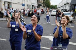 Perawat di Inggris kampanye bahaya COVID-19 dengan Bahasa Indonesia