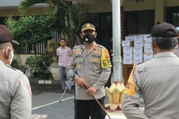 Kapolres bagikan sembako kepada Bhabinkamtibmas se-Polres Klungkung