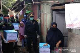 Pembagian sembako diselingi penyuluhan hidup sehat cegah COVID-19
