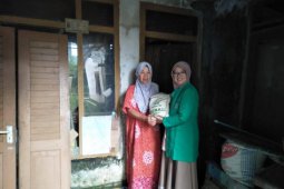 Fatayat NU Lebak bantu bahan pokok kepada warga miskin