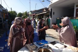 Warga Bekasi bermaafan dengan terapkan protokol COVID-19