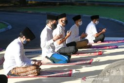 Jokowi dan Ibu Iriana tunaikan shalat Id di halaman wisma Bayurini