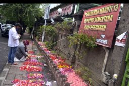 Ziarah kubur dari luar areal kuburan