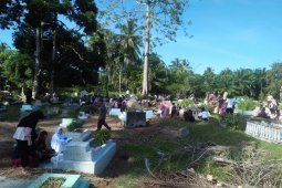 Warga Mukomuko tetap lakukan tradisi ziarah kubur