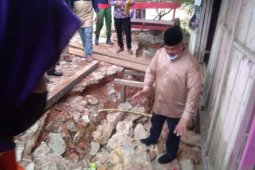 Bupati Edi Damansyah tinjau korban banjir dan tanah longsor di Desa Makarti