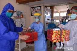 Moment Idul Fitri PT Timah Berbagi Kebahagiaan Dengan Tenaga Medis