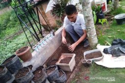 Masa COVID-19, mahasiswa Polbangtan Medan bertani manfaatkan barang bekas
