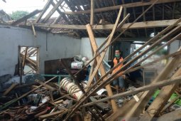 Gelombang tinggi merusak rumah dan warung di Pantai Payangan Jember