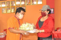 Bupati Tabanan serahkan sembako dan masker di Vihara Dharma Cattra