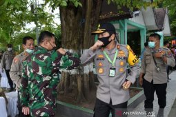 TNI-Polri disiplinkan warga di 11 pasar tradisional