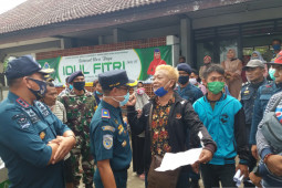 Karena pembatasan jumlah penumpang, sebagian penumpang kapal Situbondo-Madura diangkut kapal Dirhubla
