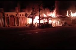 Sebuah warung makan di Abdya ludes terbakar