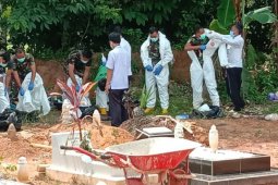 Anggota Kodim 1008/Tanjung mengikuti proses pemakaman dengan APD