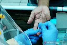 Seorang warga pingsan saat jalani rapid test massal