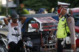 Disperindag bersama TNI-Polri larang warga masuk pasar tanpa masker