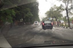 Sejumlah wilayah di Surabaya tergenang banjir akibat hujan deras