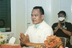 Wabup Pringsewu serahkan bantuan uang tunai dan ambal di Kecamatan Sukoharjo