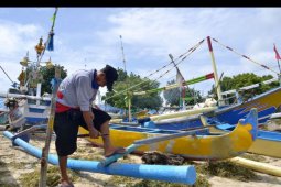 Nelayan tidak melaut karena gelombang tinggi
