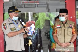 Ketua DPRD Kalsel kembali bagi-bagikan APD
