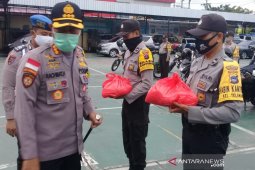Polresta Banjarmasin  bagikan 1.000 paket berisi beras