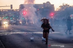 Polisi tangkap reporter CNN di Minneapolis, Trump diperingatkan Twitter