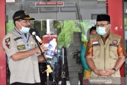 Ketua DPRD Kalsel bagikan APD membantu penanganan COVID-19