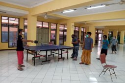 Saat karantina, sejumlah warga berolahraga di Hotel Asrama Haji Surabaya