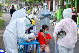 Kontak pasien corona, puluhan warga Kelurahan Tempurejo Kediri jalani tes cepat