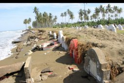 Pemakaman rusak diterjang gelombang pasang