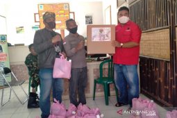 PDI Perjuangan Garut bantu kebutuhan pangan warga yang desanya diisolasi