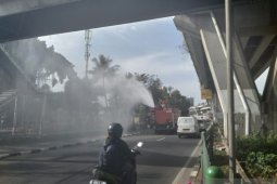 Damkar Jakarta Barat semprot disinfektan delapan ruas jalan utama