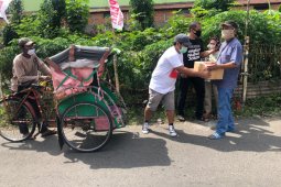 Pospera bagikan paket sembako kepada tukang becak di Bogor