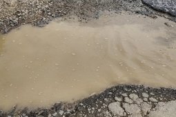 Jalan lintas Tulang Bawang Barat menuju gerbang tol Lambu Kibang rusak parah