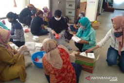 Warga dua Kecamatan di Kota Bogor bantu nasi kotak pada keluarga terdampak pandemi