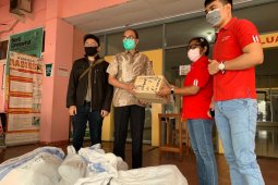 Telkomsel serahkan bantuan APD ke RSUD dr. M.  Haulussy Ambon