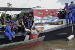 Kapolda Kalsel susur sungai untuk bagikan 50 sak beras