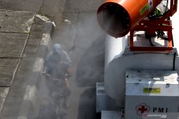PMI menyemprotkan disinfektan di Surabaya