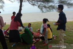 KNPI Bangka Tengah bagikan masker kepada pengunjung objek wisata