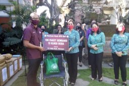 Ketua PKK Gianyar serahkan bantuan untuk kadernya dan perajin