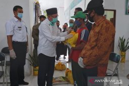 Bupati serahkan paket sembako bagi terdampak COVID-19